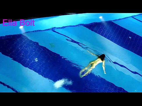 ❤️ Dili ko makahunong sa pagtan-aw, ang batan-ong blonde nasakpan nga naglangoy nga hubo sa ELLA BOLT resort pool Fucking video  sa pornograpiya ceb.sex78.ru